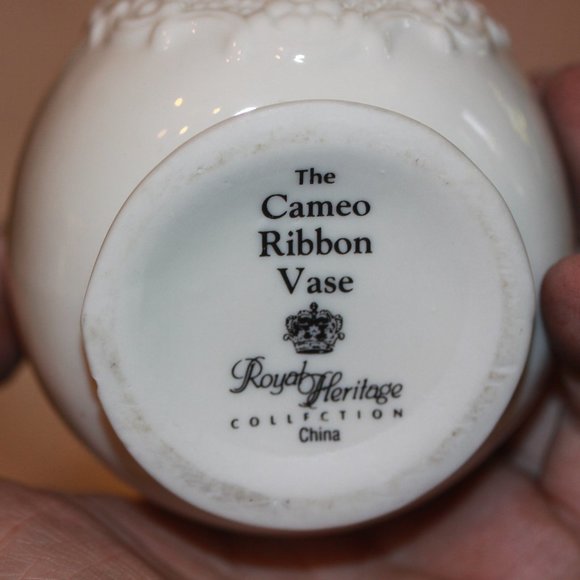 Vintage Royal Heritage Collection Cameo Ribbon Vase & Original Paperwork - Picture 4 of 4